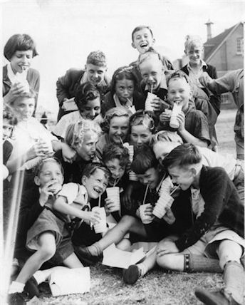 Photo:Children's outing to Littlehampton, 1950s